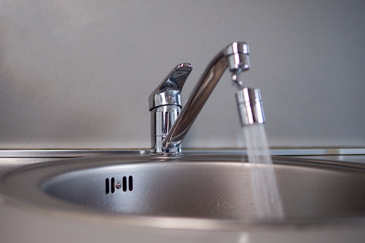 sink running water