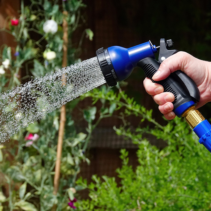 Close of a hand holding a hosepipe gun 